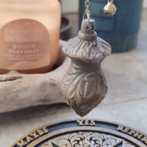 Pendule radiesthésie décor floral – PLA biosourcé – Finition effet bois – 55 mm