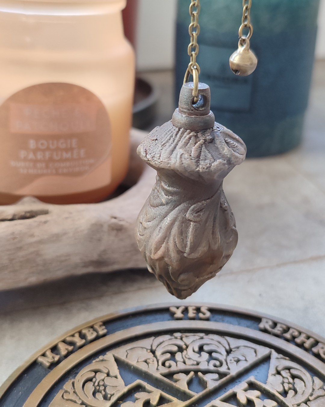 Pendule radiesthésie décor floral – PLA biosourcé – Finition effet bois – 55 mm