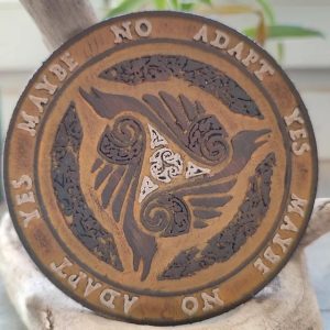 Planche de Radiesthésie Triskel Celtique Triangulaire 10 cm – Effet Bois